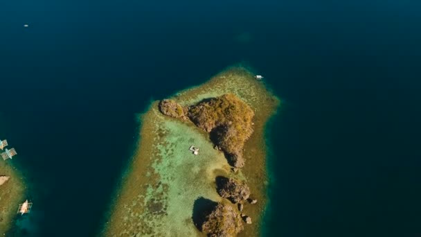 Flygfoto tropisk lagun, hav, strand. Tropiska ön. Busuanga, Palawan, Filippinerna. — Stockvideo