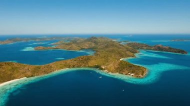 Havadan görünümü tropikal lagün, deniz, plaj. Tropik ada. Coron Palawan, Filipinler.