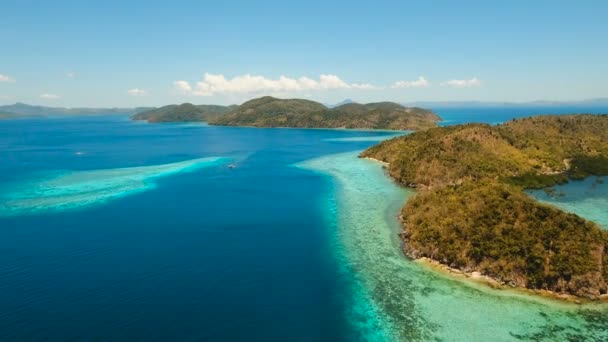 Légi kilátás trópusi lagúna, tenger, strand. Trópusi sziget. Busuanga, Palawan, Fülöp-szigetek. — Stock videók