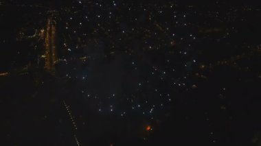 Gece gökyüzünde havai fişekler