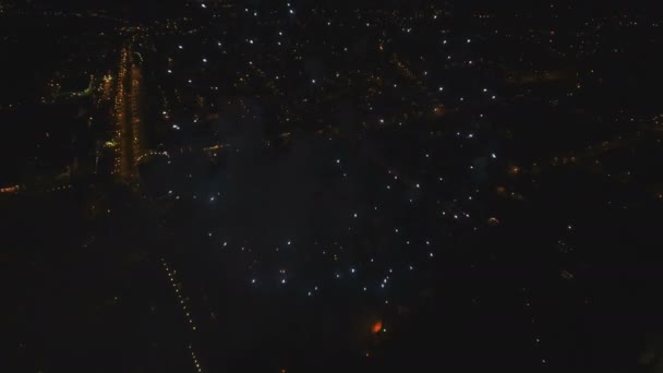 Fuegos artificiales en el cielo nocturno — Vídeo de stock