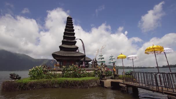 Templo hindu na ilha de Bali. Pura Ulun Danu Bratan. Gráfico do filme — Vídeo de Stock