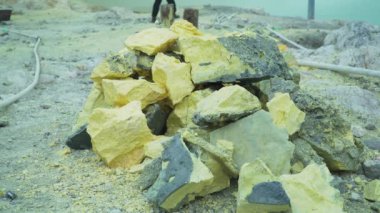 Nerede kükürt mayınlı volkanik krater.