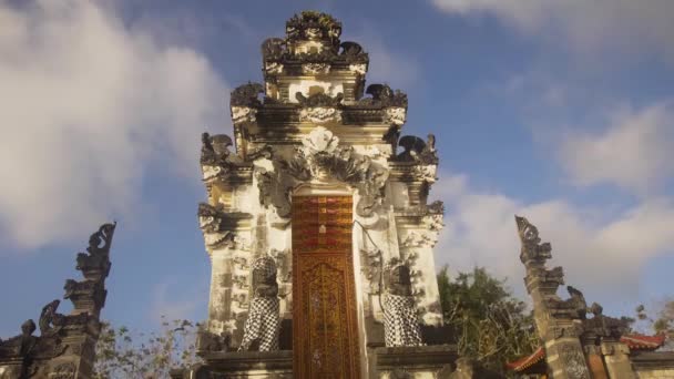 Hinduiska templet på ön Nusa Penida. — Stockvideo