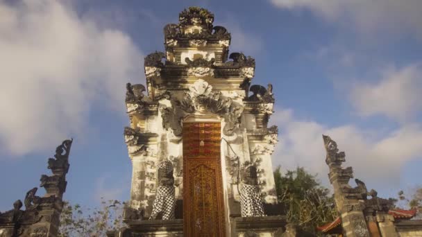 Hindoe tempel op het eiland van Nusa Penida. — Stockvideo