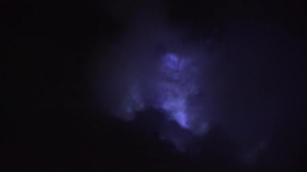 Niebieski ogień siarki wulkanu Mount Kawah Ijen. — Wideo stockowe