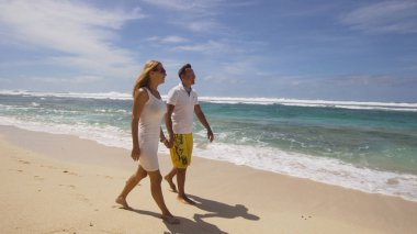 Sahildeki aile çifti..