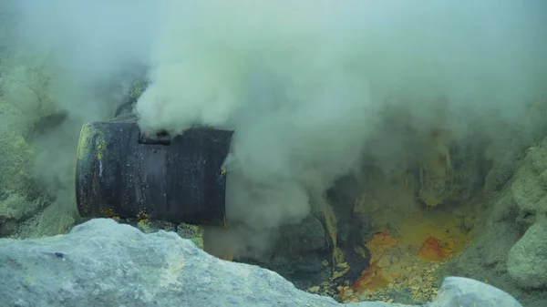 Volcanic crater, where sulfur is mined. — Stock Photo, Image