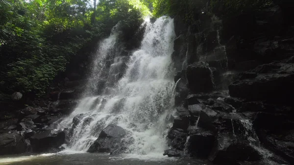 Schöner tropischer Wasserfall. Bali, Indonesien. — Stockfoto