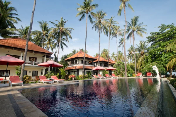 Paisaje tropical con palmeras, hotel . — Foto de Stock