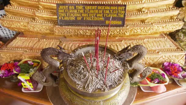 Opfer und Weihrauch in einem buddhistischen Tempel — Stockvideo