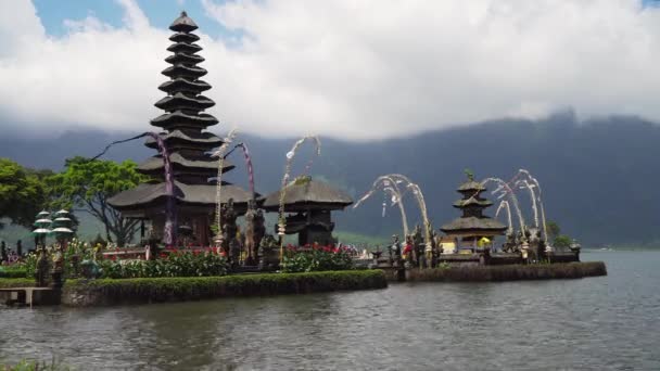 Hindoe tempel op het eiland Bali. Pura Ulun Danu Bratan. — Stockvideo