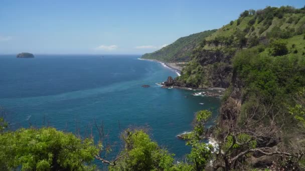 Paysage tropical, mer, plage, montagnes. — Video