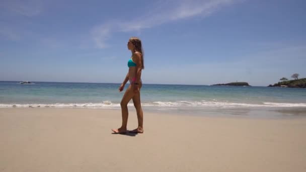 Fille marchant sur la plage. Bali, Indonésie. — Video