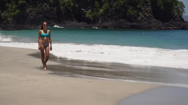 Ragazza che cammina sulla spiaggia. Bali, Indonesia. — Video Stock