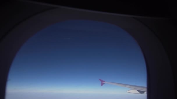 Вид из окна самолета на горы . — стоковое видео