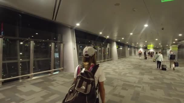 Chica en el aeropuerto internacional de Doha, Qatar . — Vídeos de Stock