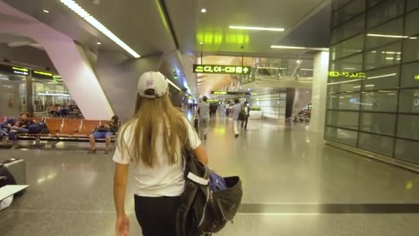 女孩在国际机场在多哈, 卡塔尔. — 图库视频影像