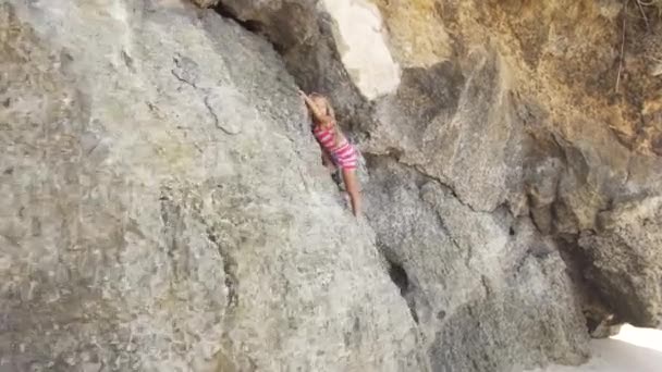 Père avec fille avec enfant sur la plage . — Video