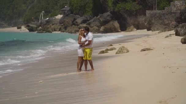 Pareja familiar en la playa. — Vídeos de Stock