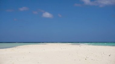 güzel bir plaj tropikal adada.