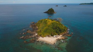 Hava güzel bir plaj tropikal bir adada görüntüleyin. Filipinler, El Nido.