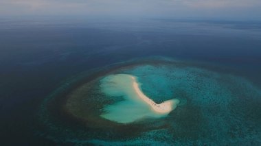 Havadan görünümü güzel plaj tropikal adada. Camiguin Adası Filipinler.