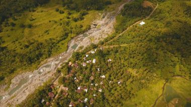 Nehir dağ ormanlarında. Camiguin Adası Filipinler.
