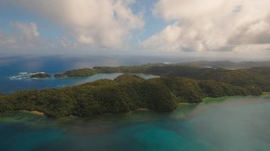 Tropik ada, plaj, kayalar ve dalgalar hava görünümünü deniz manzarası. Catanduanes, Filipinler.