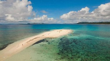 Havadan görünümü güzel plaj tropikal adada. Siargao Adası, Filipinler.