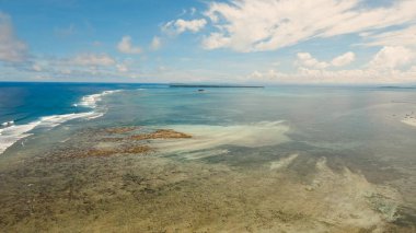 Su yüzey havadan görünümü. Siargao Adası Filipinler.