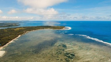 Hava güzel bir plaj tropikal bir adada görüntüleyin. Filipinler, Siargao.