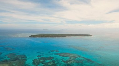 Havadan görünümü güzel plaj tropikal adada. DACO Adası, Filipinler, Siargao.