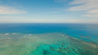 Su yüzey havadan görünümü. Siargao Adası Filipinler.