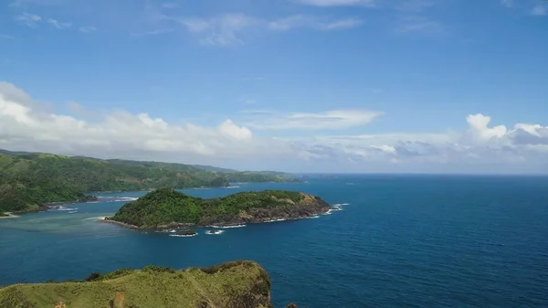 Tropik ada, plaj, kayalar ve dalgalar deniz manzarası. Catanduanes, Filipinler. — Stok fotoğraf
