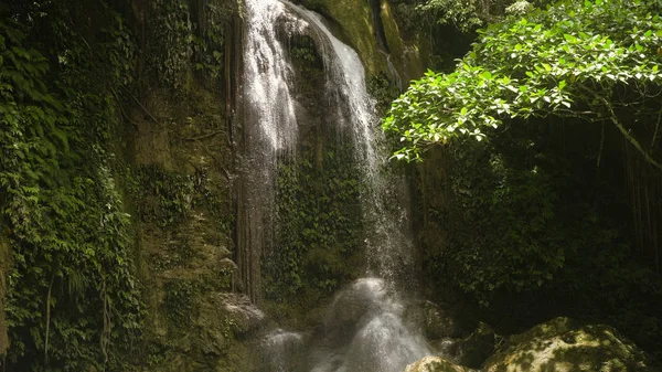 Wunderschöner tropischer Wasserfall. philippinische Bohol-Insel. — Stockfoto