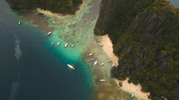Playa tropical con botes, vista aérea. Isla tropical . — Foto de Stock