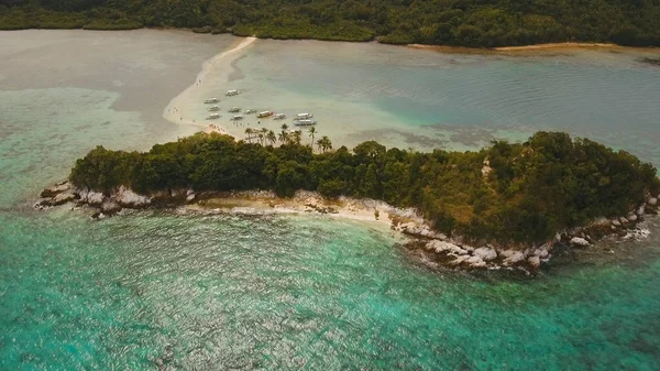 Belle plage tropicale, vue aérienne. Île tropicale . — Photo