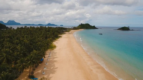 Vista aérea hermosa playa en una isla tropical. Filipinas, El Nido . — Foto de Stock