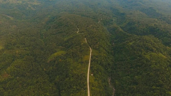 Vista aerea strada nelle montagne della giungla. Isola di Camiguin Filippine . — Foto Stock
