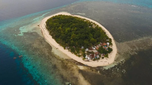 Vista aerea bellissima spiaggia sull'isola tropicale. Isola di Mantigue Filippine . — Foto Stock