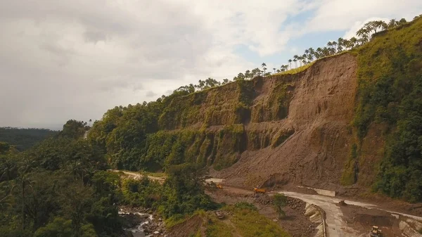 Osuwisko na drogi w górach. Camiguin island, Filipiny. — Zdjęcie stockowe