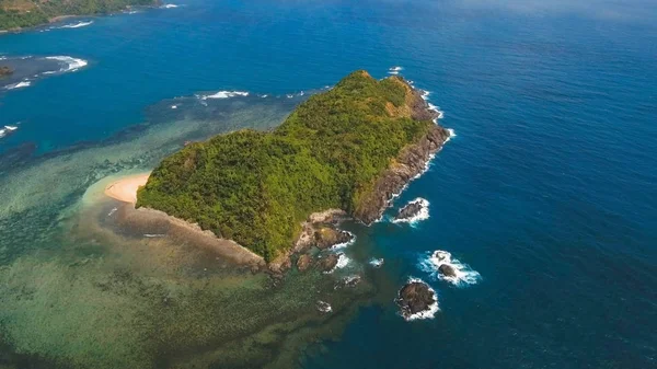 Meereslandschaft mit tropischer Insel, Strand, Felsen und Wellen. Catanduanes, Philippinen. — Stockfoto