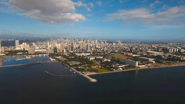 Cidade aérea com arranha-céus e edifícios. Filipinas, Manila, Makati. — Fotografia de Stock