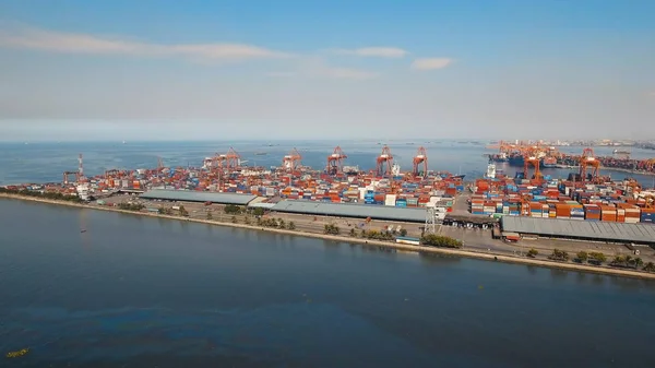 Kargo endüstriyel liman havadan görüntüsü. Manila, Filipinler.