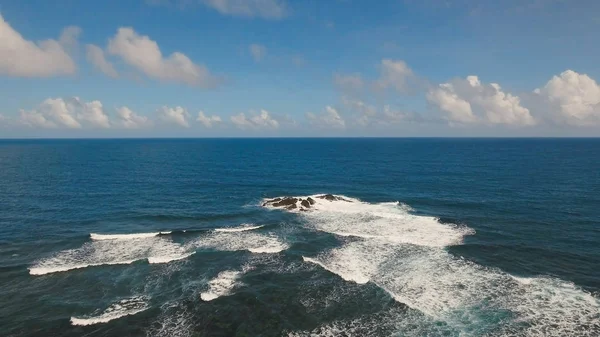 Flygfoto Seascape med tropisk ö, strand, klippor och vågor. Catanduanes, Filippinerna. — Stockfoto