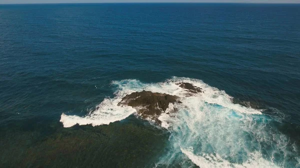 Vue aérienne Paysage marin avec île tropicale, plage, rochers et vagues. Catanduanes, Philippines . — Photo