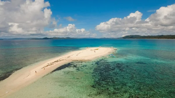 Vista aérea bela praia na ilha tropical. Siargao Island, Filipinas . — Fotografia de Stock