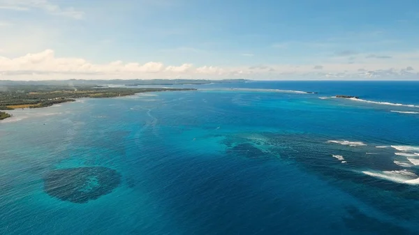 Capa marinha com ilha tropical, praia, rochas e ondas. Siargao, Filipinas . — Fotografia de Stock