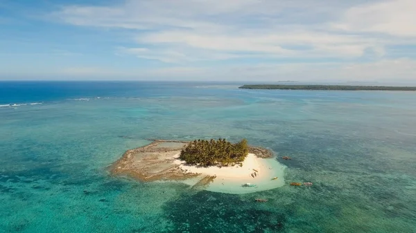 Пташиного польоту красивий пляж на тропічному острові. Guyam Siargao острови, Філіппіни,. — стокове фото
